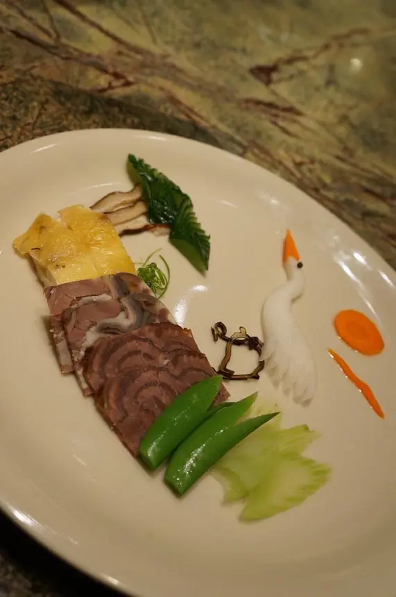 酱牛肉 / 陕味风鸡 开始品尝西安美食,先来摆盘美仑美奂的陕味冷拼