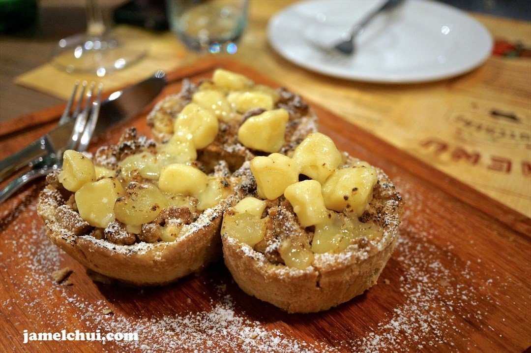 apple crumble pie with cheddar cheese