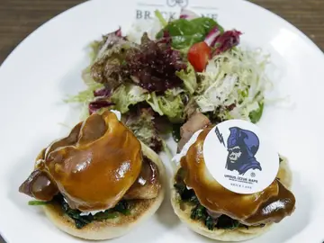 【飲食潮流】潮牌Crossover Cafe 咖喱叉燒benedict egg係咩玩法？