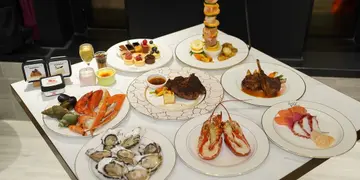观塘新开酒店半自助餐  任食即开生蚝、长脚蟹(有片)