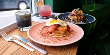 自家制咸甜班戟配创意咖啡特调  元朗新开绿白主调咖啡店