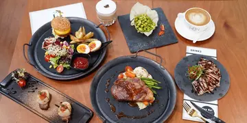 惊喜Fusion菜！中环新开半露天Cafe&Bar 推介创意公仔面Pizza+鲜甜蕃茄浓汤海鲜盛