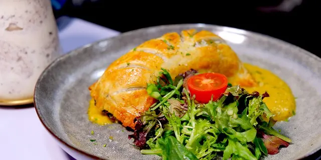 尖沙咀新開CBD大麻二酚主題多國菜！酥香威靈頓三文魚+開心果奶油芒果千層酥