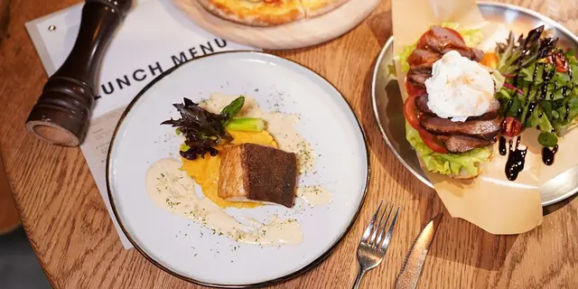 必食自家製Pizza+麻糬鬆餅  尖沙咀新開4,000呎木系Cafe