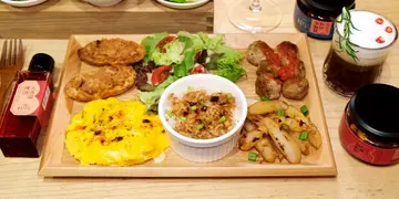 期间限定麻辣全日早餐+芫荽蛋糕 红磡复合式Cafe联乘台湾辛香料品牌