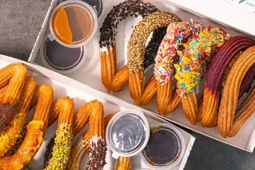 【識食攻略】西班牙油條甜脆口感 多款醬汁配搭滋味滿分