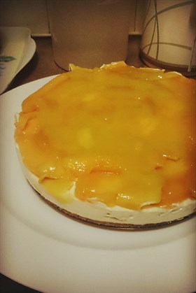 Mango cheesecake with fresh mango puree