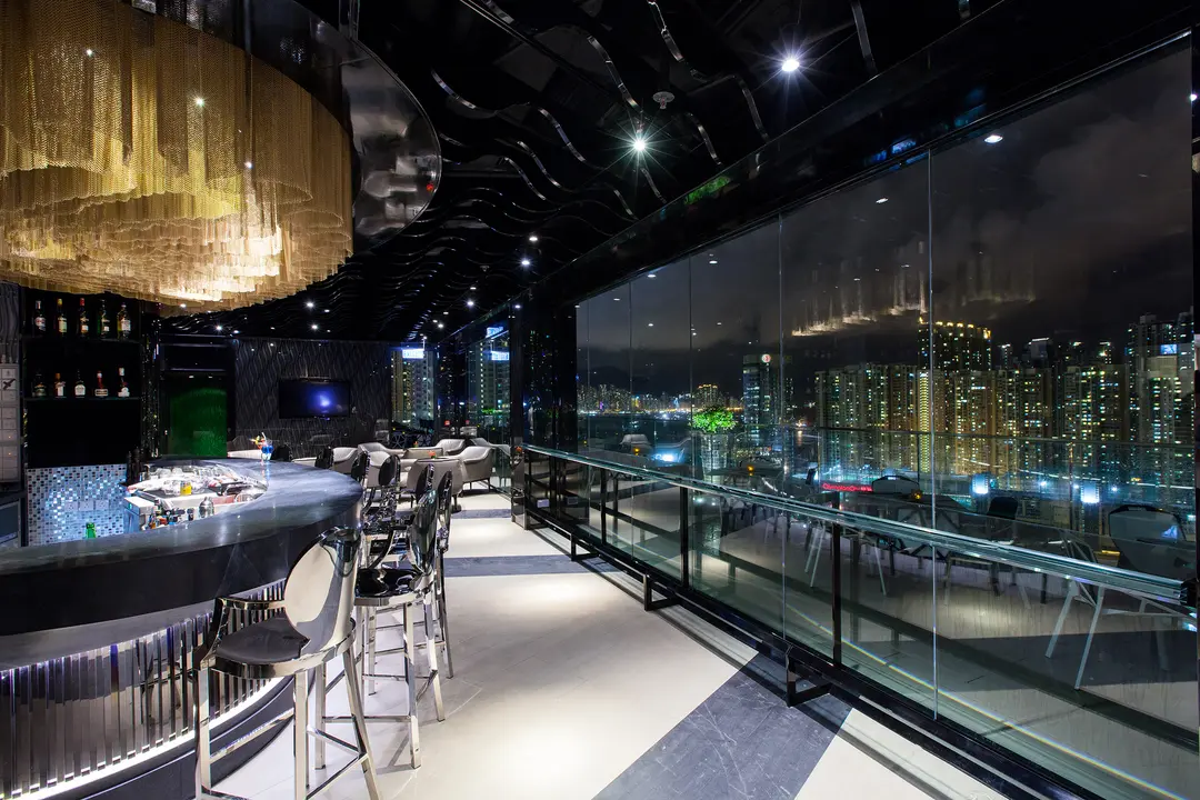 Skyzone Deck & Lounge