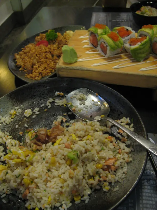 雞軟骨;三文魚炒飯