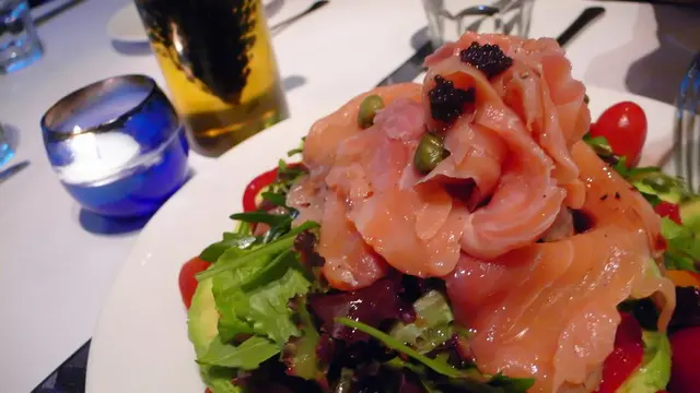 魚子醬牛油果煙三文魚沙律