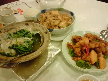 (上方)用个兜上菜的煲