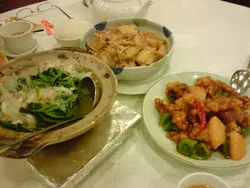 (上方)用个兜上菜的煲
