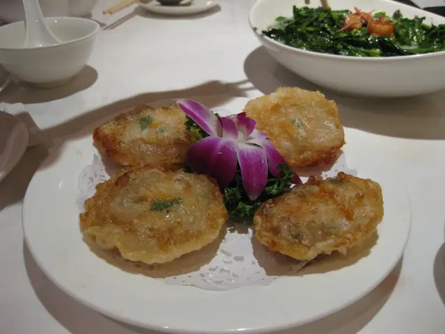 蟹盒 (前), 魚湯浸豆苗 (後)