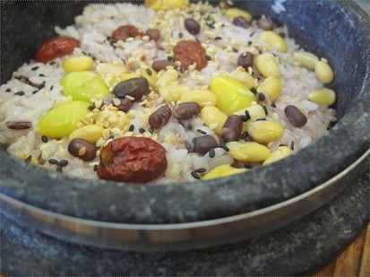 定食附送的石鍋飯，是傳統的營養飯。