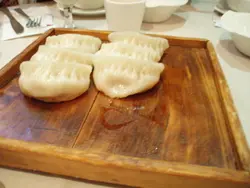 生煎窩貼,用個大木盤哩裝嗰6件窩貼!