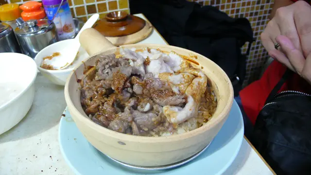 牛肉肉片煲仔飯