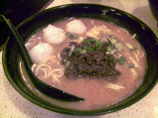 臺灣花枝丸擔擔麵