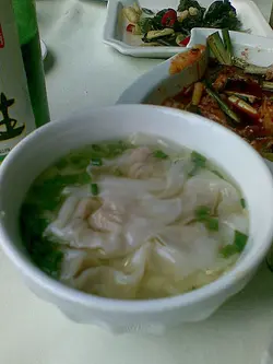 龍抄手，皮簿饀香