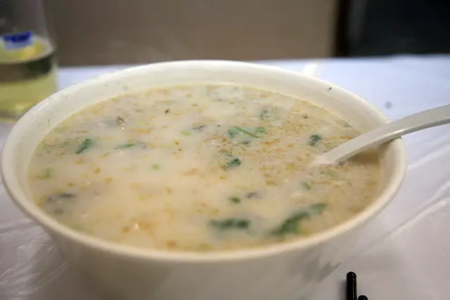 細蠔粥，用魚湯湯底製成，夠晒鮮甜