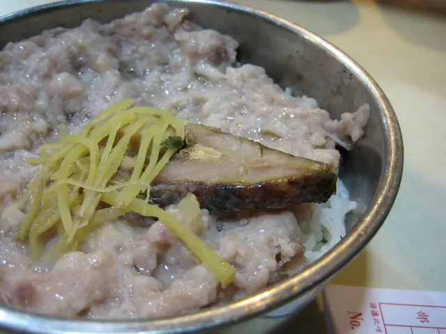 鹹魚肉餅飯。鹹魚的質量雖然擺不上臺面，但沒有太多梳打的肉餅和鮮香的豉油還是讓人不停口