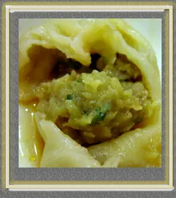 小籠包肉餡溝得太多水