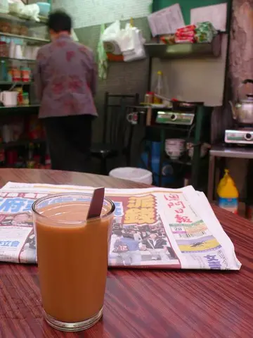 看著順手在酒店拿的澳門日報，寫意