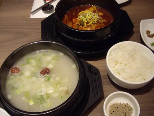 前:清湯牛尾鍋、後:炒年糕