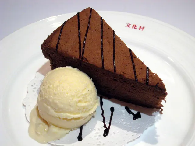 雪糕球配半件蛋糕