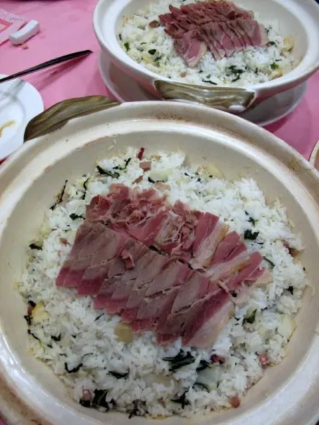 砂鍋豬油菜飯,是咸肉菜飯加豪華本,鹹香四溢,吃到底有飯焦,美味!