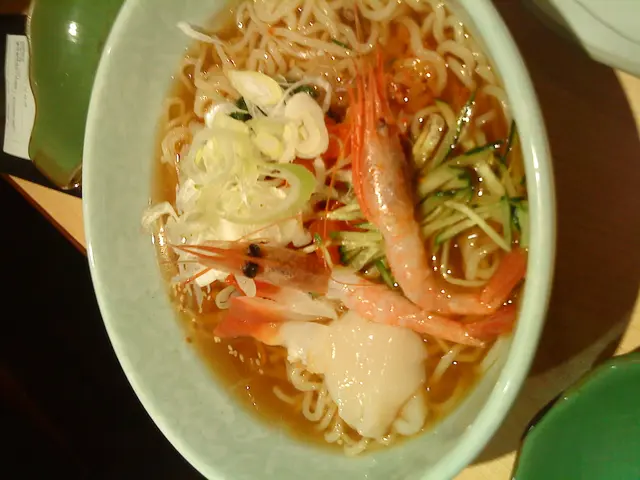 一隻壞左加有好大條屎係入面既蝦....俾錢食屎,哈哈!