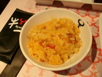 石窝饭是热辣辣的,配料的大虾 十分爽口,沙律酱汁好清新开胃