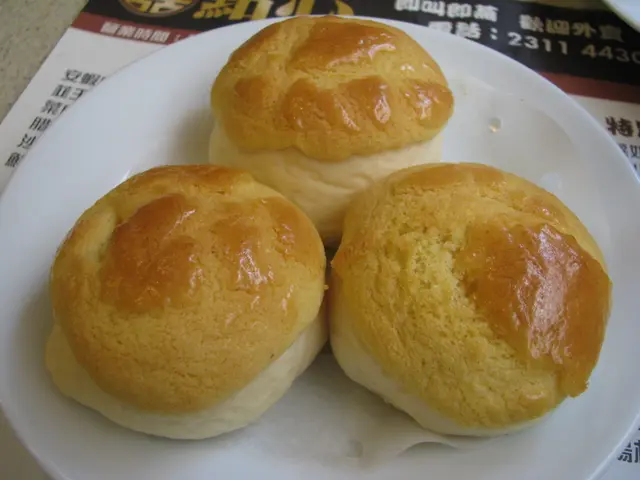 菠蘿奶皇飽$15:皮很酥,饀的奶皇甜度適中,若可多少許更好(純為個人意見)