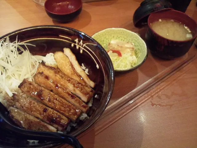 燒豬肩脥肉飯