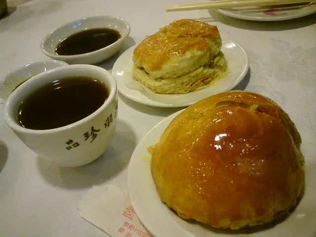 前:紫蘿火鴨酥, 後:冶蓉雪酥批