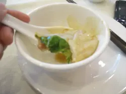 内有一块生菜的布拉牛肉肠粉