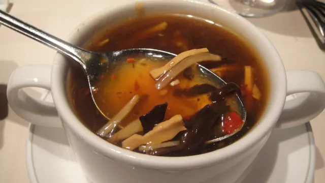 似是開稀了碗仔翅＋紅醋的所謂酸辣湯，有點不三不四