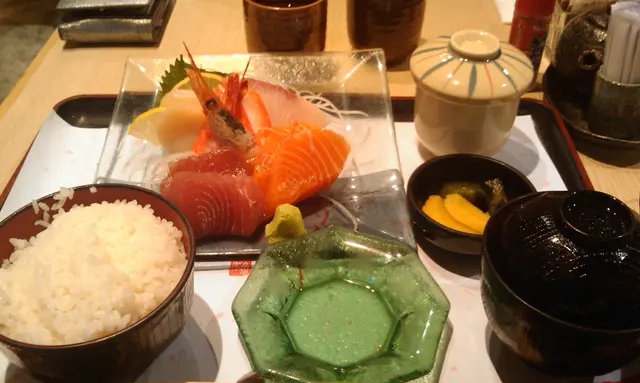 稱職的刺身定食