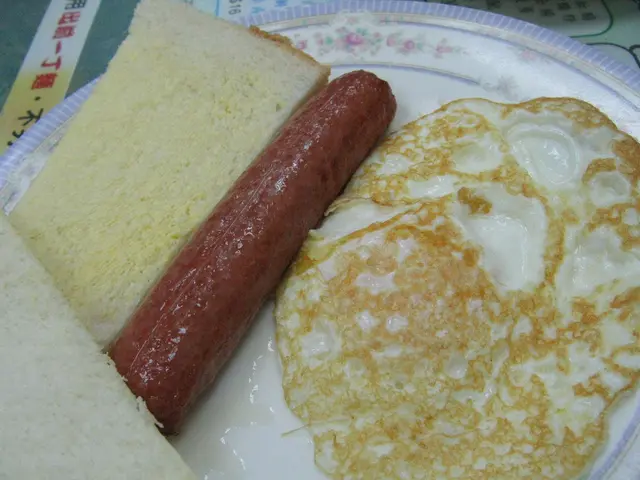 腸仔是最普通的雞肉腸,牛油麵包沒有烘過冷冰冰的