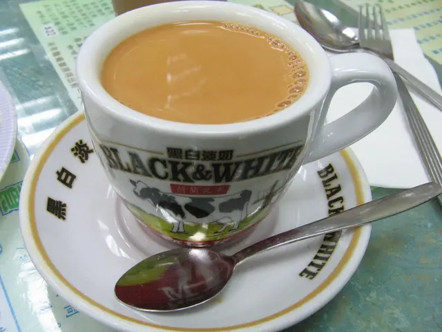 千呼萬喚的熱奶茶用上黑白淡奶的厚身瓷杯盛着