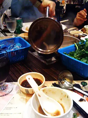 个阿姐主动走来加水，我本来想影朋友，但佢见我地冇乜水，突然杀出来！赞呀！