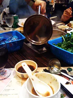 个阿姐主动走来加水，我本来想影朋友，但佢见我地冇乜水，突然杀出来！赞呀！