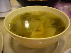 例湯(內有菜乾及白菜)