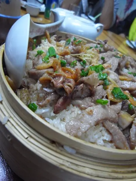 呢個超正籠仔咸鮮蒸飯,有蝦醬味有蝦乾仔同豬頸肉