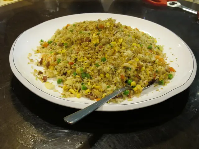 這個炒飯叫天龍八部，名符其實用八種料來炒，最特別加了黑椒，又香又暖胃.....冬天吃0岩哂!