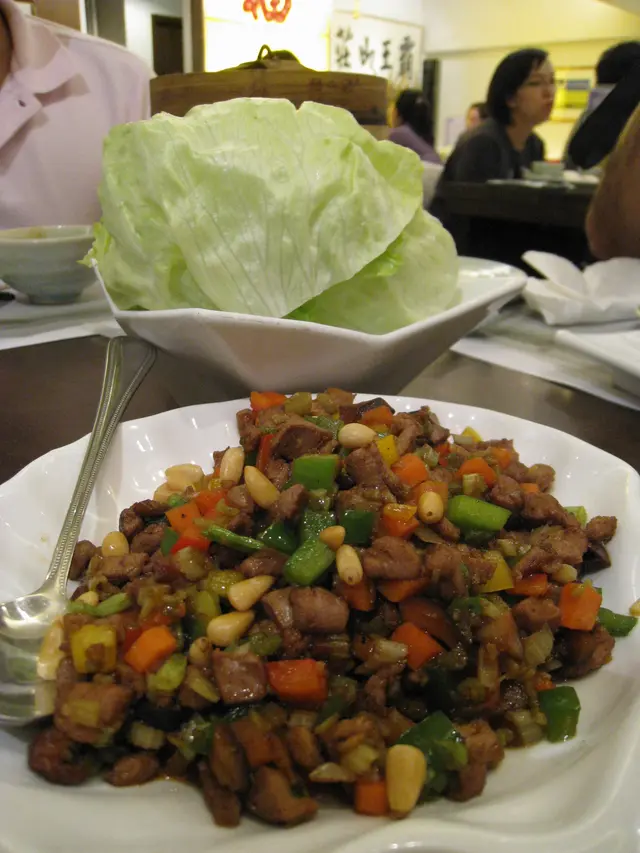 炒鴨肉鬆生菜包