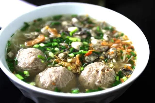 牛丸仔米粉，牛丸彈牙，仔細細隻咁羅，不過...竟然咁細隻仔嘅裙邊都要咁用力咬...唉