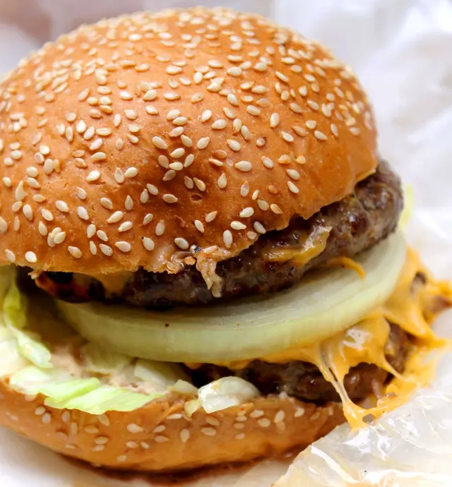 朋友叫左一個旗艦漢堡，(Double Cheese Burger)$28咋，佢都話諗唔到會咁好食