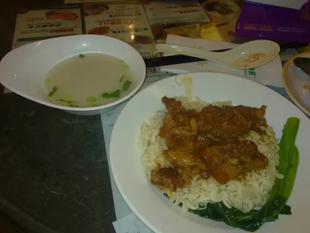 豬軟骨撈麵伴豬骨湯