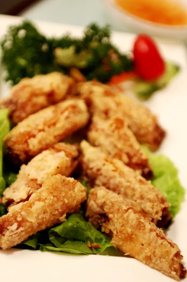 [法式牛油雞翼]一條骨一支雞翼，方便入口，睇得出花過心思喎！再加上陣陣蒜香，好惹味呀！值得推薦…正！