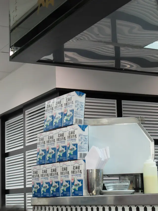 吧枱上很多3.6的吉盒